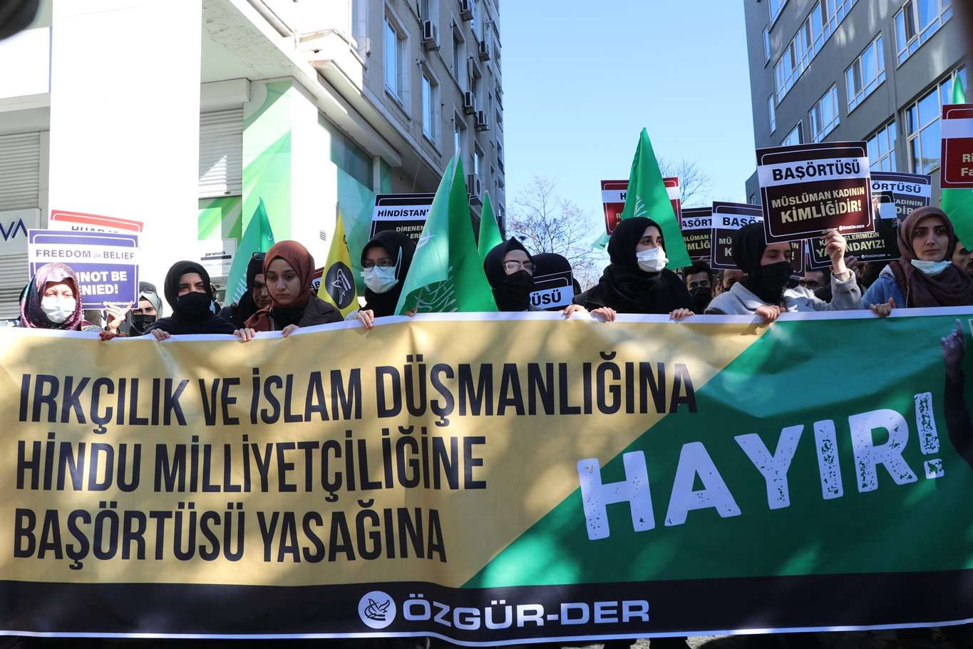 Hindistan'daki başörtüsü yasağı İstanbul'da protesto edildi Hindistan'daki başörtüsü yasağı İstanbul'da protesto edildi